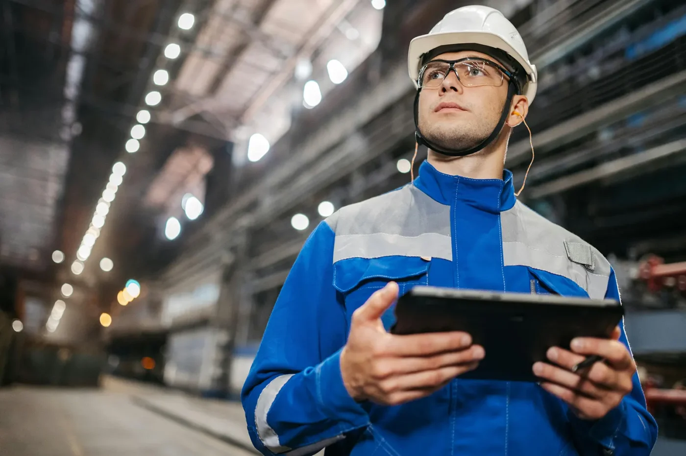ouvrier tablette usine Ouvrier avec une tablette dans une usine