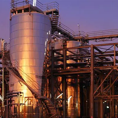 raffinerie au crépuscule